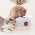 Load image into Gallery viewer, zwei Katzen spielen mit 3-in-1 Katzenspielzeug in Graublau und Rosé mit austauschbaren Spielmodi – Labyrinth, Kugelbahn und Jagdspiel in einem, interaktives und langlebiges Katzenspielzeug.