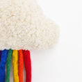 Bild in Galerie-Betrachter laden, Nahaufnahme Regenbogen-Katzenkissen aus französischer Manufaktur