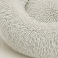 Bild in Galerie-Betrachter laden, Nahaufnahme eines runden, hellgrauen Hundebett aus weichem Plüsch mit erhöhtem Rand – gemütlicher Schlafplatz für Hunde und Katzen.