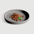 Bild in Galerie-Betrachter laden, Flacher Silikon-Futternapf schnurrhaarfreundlich – rutschfest & modern mit Trockenfutter in dunkelgrau.