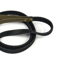 Bild in Galerie-Betrachter laden, Detailaufnahme der rutschfesten strukturierten GULA Hundeleine in olivegrün- antibaktriell, wasserfest, robust