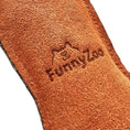 Load image into Gallery viewer, Nahaufnahme Hundespielzeug Spritz Time aus Veloursleder