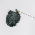 Bild in Galerie-Betrachter laden, Nahmaufnahme einer Katzenangel mit Holzgriff, flexiblem Metalldraht und Makramee-Anhänger aus Baumwolle mit Glöckchen – handgefertigt in Deutschland, nachhaltig & plastikfrei.
