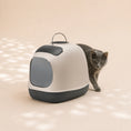 Bild in Galerie-Betrachter laden, Katze hinter der Design-Katzentoilette ‚Minù‘ – modernes Katzenklo in schwarz/grau mit integriertem Filter.
