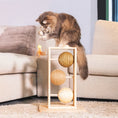 Bild in Galerie-Betrachter laden, Katze spielt mit Designed by Lotte Kratzbaum Lomax aus hellem Rubberwood mit drei Kratzkugeln aus Jute, Sisal und Seegras sowie integrierter Katzenangel mit Federn – stilvolles, funktionales Kratzmöbel für Katzen.