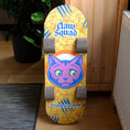 Bild in Galerie-Betrachter laden, Kratzbrett für Katzen im Skateboard-Design aufgestellt in einem Wohnraum – stilvolles Kratzspielzeug aus Wellpappe.