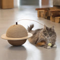 Load image into Gallery viewer, Katze spielt mit Designed by Lotte Kratzball Wiggly aus Gummiholz mit Juteseil und Spielangel mit Federn – hochwertiges, natürliches Kratzspielzeug für Katzen.