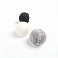 Bild in Galerie-Betrachter laden, Drei handgefilzte Wollbälle in Weiß, Hellgrau und Dunkelgrau – nachhaltiges, natürliches Katzenspielzeug aus Lettland.“