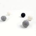 Bild in Galerie-Betrachter laden, Fünf handgefilzte Wollbälle in Weiß, Hellgrau und Dunkelgrau – nachhaltiges, natürliches Katzenspielzeug aus Lettland.“