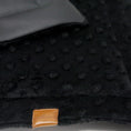 Bild in Galerie-Betrachter laden, Schwarze Hundedecke aufgelegt – Fleece-Innenseite