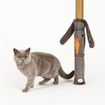 Bild in Galerie-Betrachter laden, Katze steht neben dem Tisch-Kratzbaum ‚Bunny‘ – perfekt zum Spielen und Krallen schärfen.