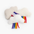Bild in Galerie-Betrachter laden, Regenbogen-Katzenkissen in Wolkenform mit Bio-Katzenminze
