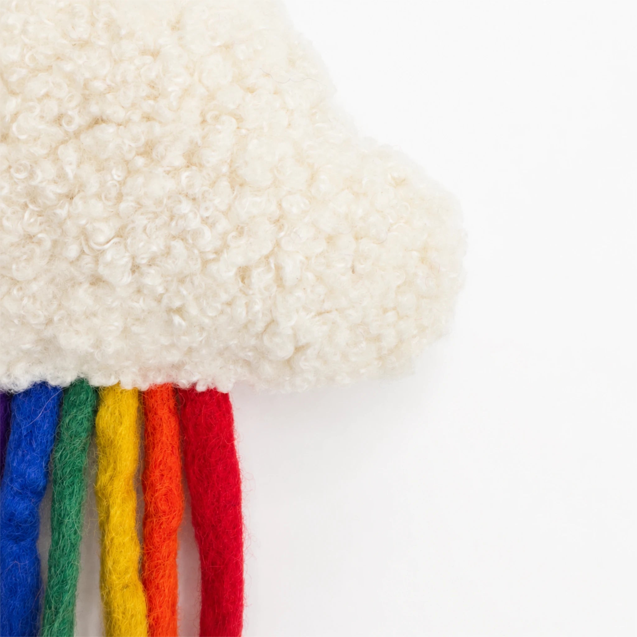 Nahaufnahme Regenbogen-Katzenkissen aus französischer Manufaktur