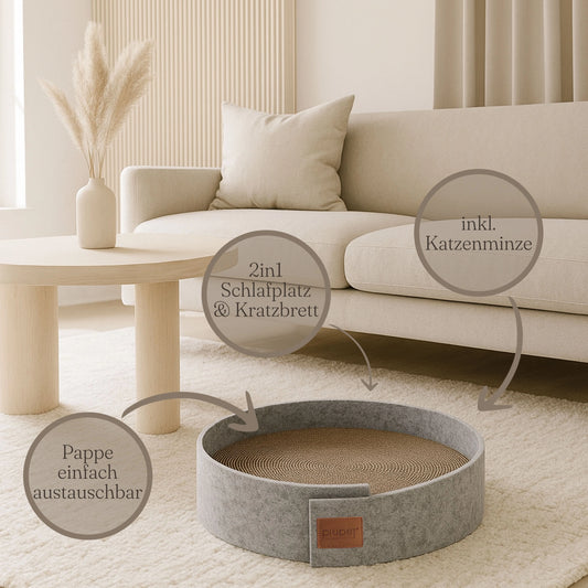 Gemütlicher Schlafplatz und Kratzbrett in einem – graues Design im Wohnzimmer.