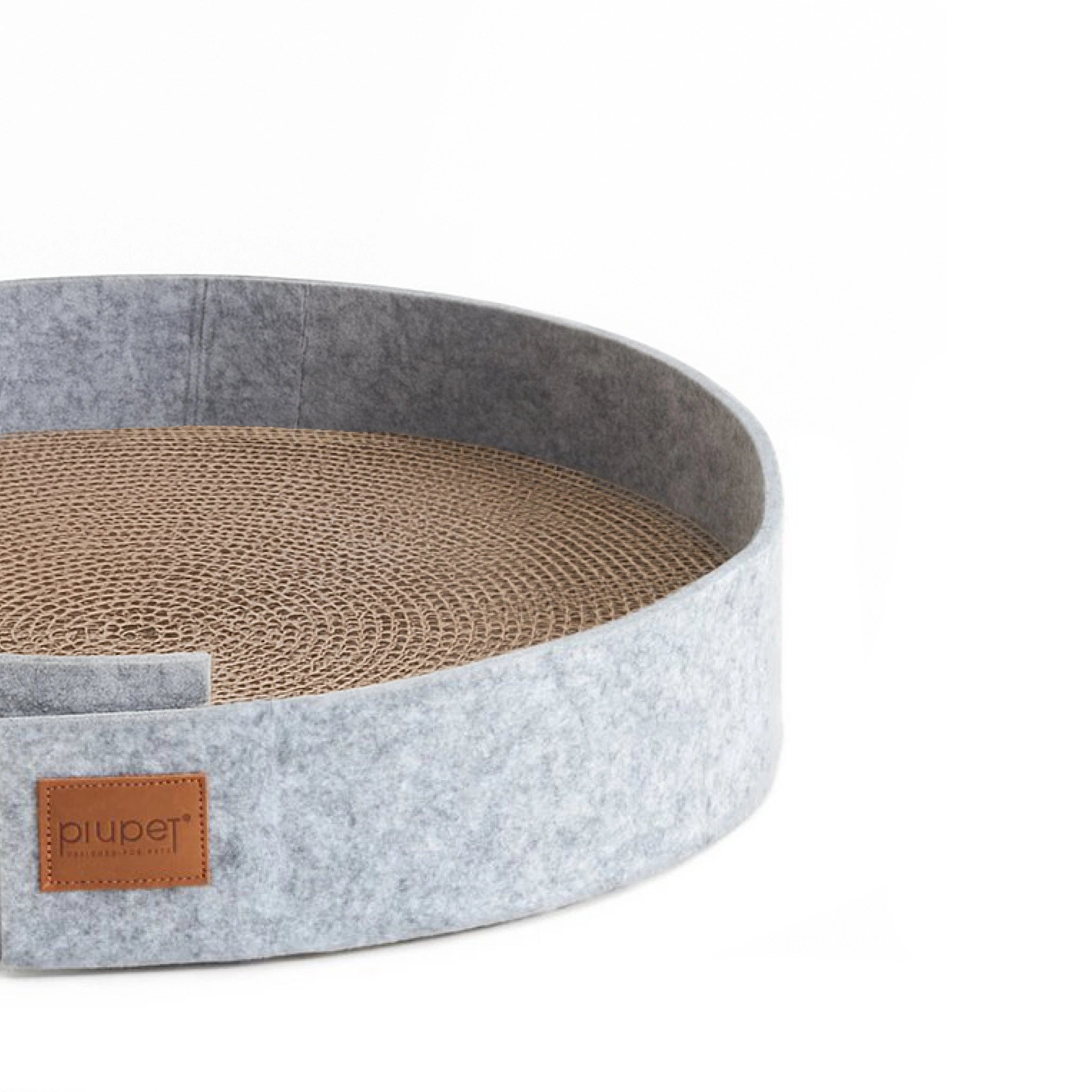 Detailaufnahme des 2-in-1 Kratzbetts mit Katzenminze-Beigabe.