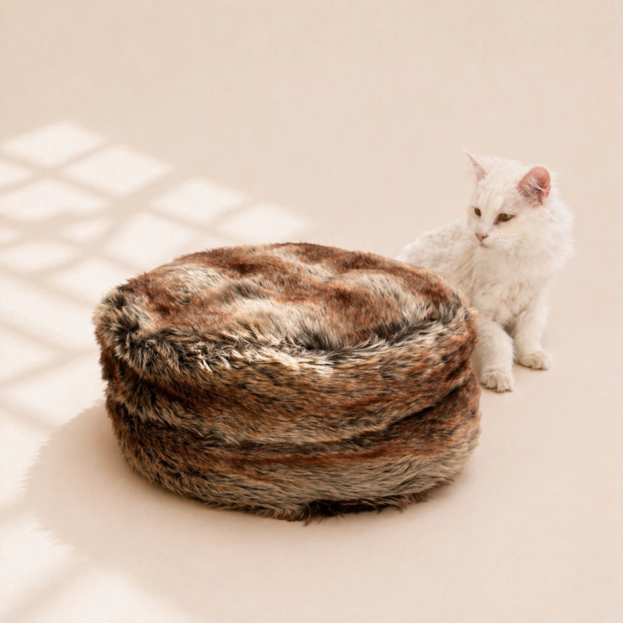 Katzenbett-pouf-katze-quadratisch