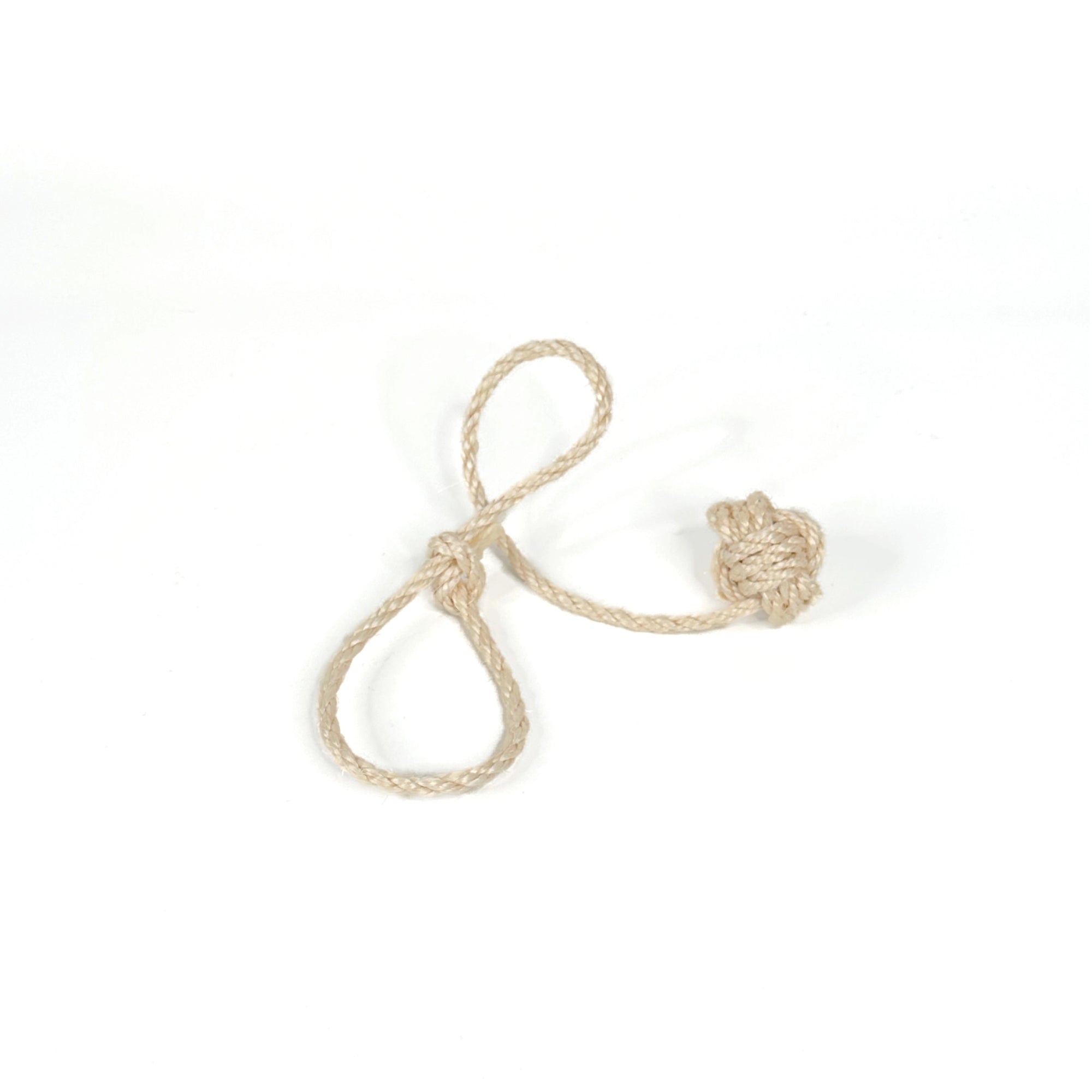 Katzenspielzeug Affenfaust aus naturfarbenem Sisalseil mit Schlaufe und Glöckchen – handgefertigt in Deutschland, nachhaltig und plastikfrei.