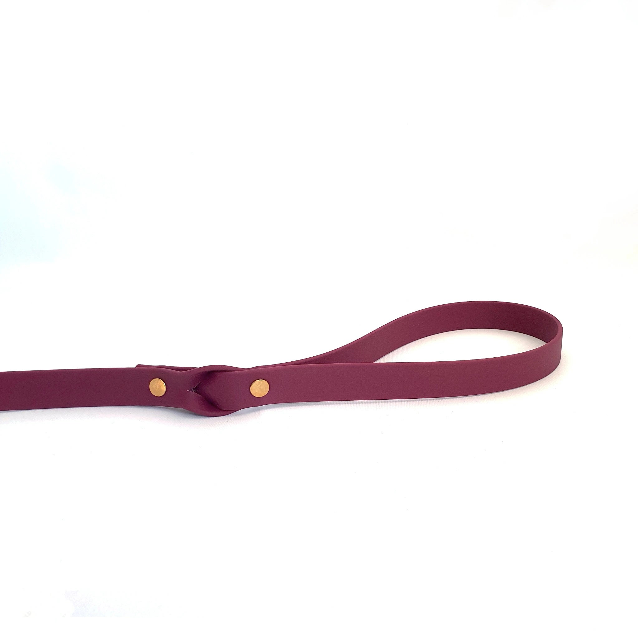 Detail der Handschlaufe mit Nieten in rot