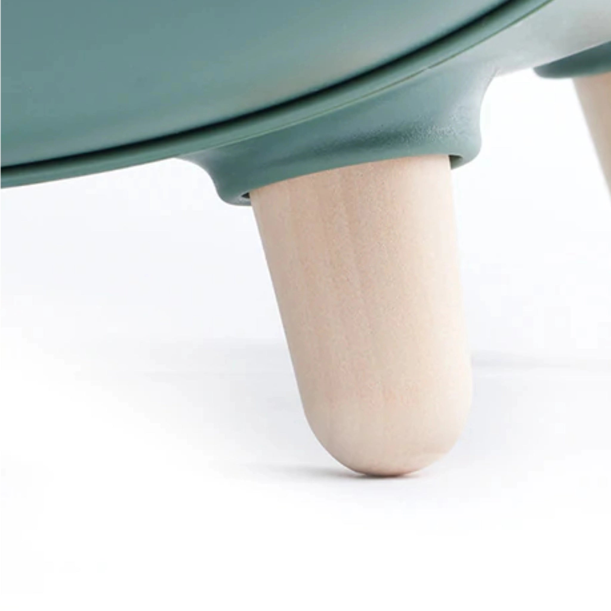 Detailaufnahme Fuß in Holz des Designer-Katzenklos.