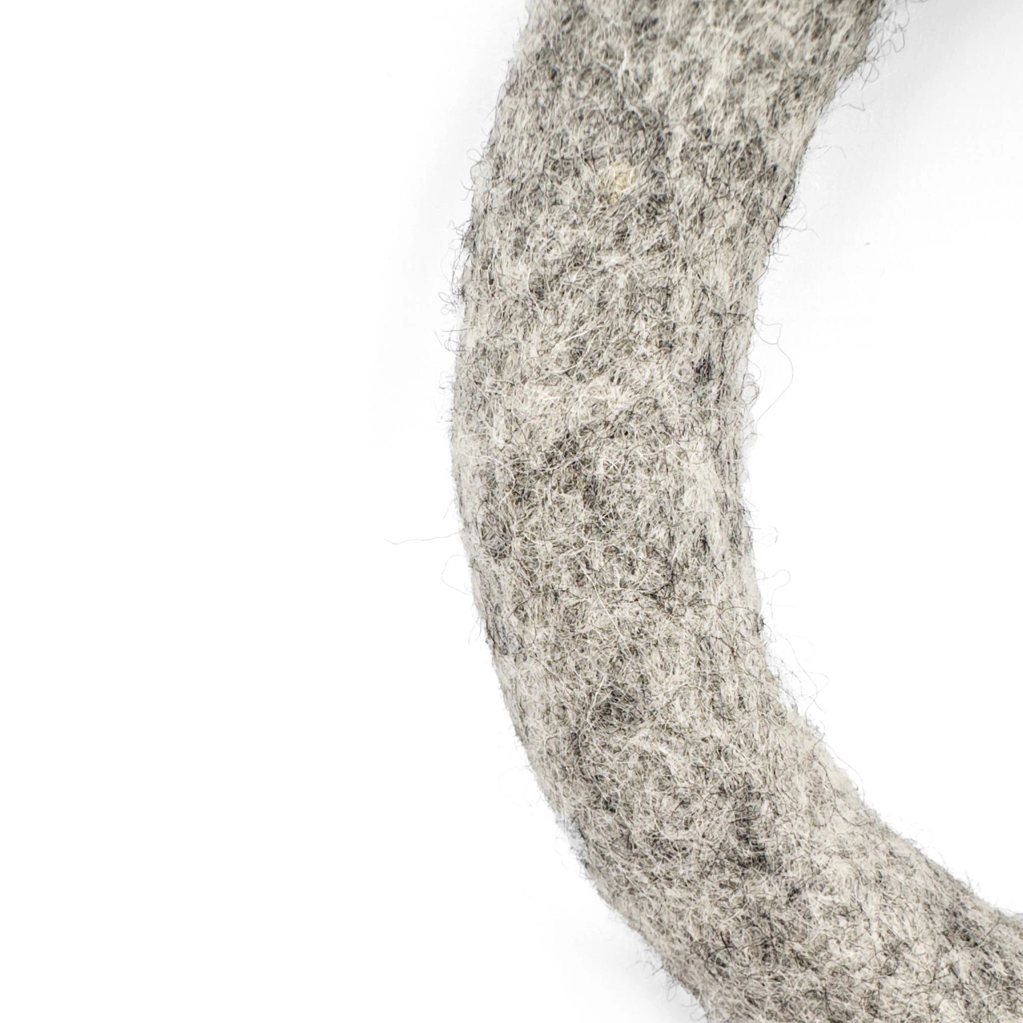 Detail: Natürliche Wollfasern des Spielrings