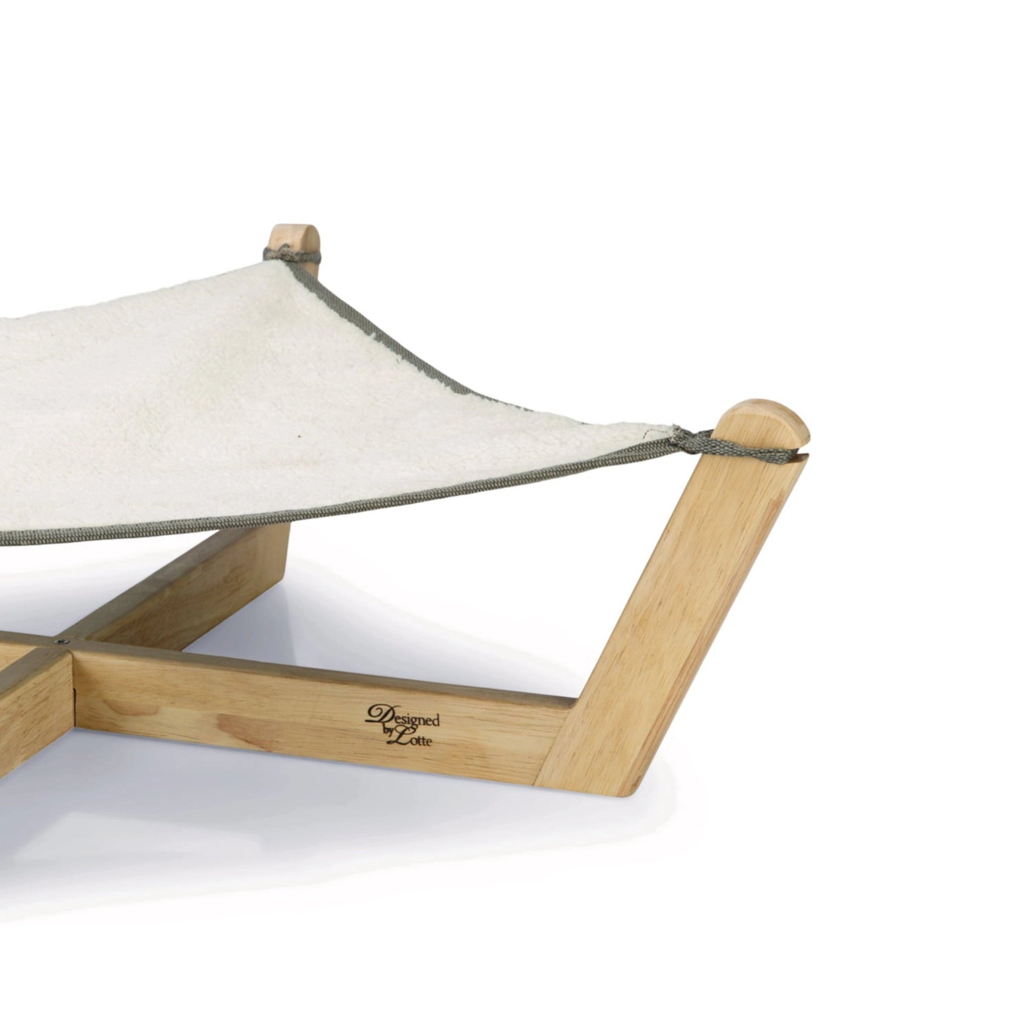 Nahaufnahme  einer stilvollen Katzenhängematte aus Holz mit weichem, waschbarem Bezug. Langlebig, gemütlich & perfekt für entspannte Katzenmomente.