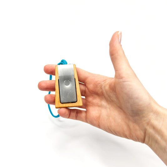 Nachhaltiger Holzklicker im Einsatz beim Hundetraining mit positiver Verstärkung 