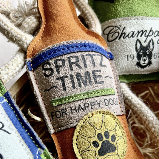 Detailaufnahme des Spritz-Hundespielzeugs mit Seilen