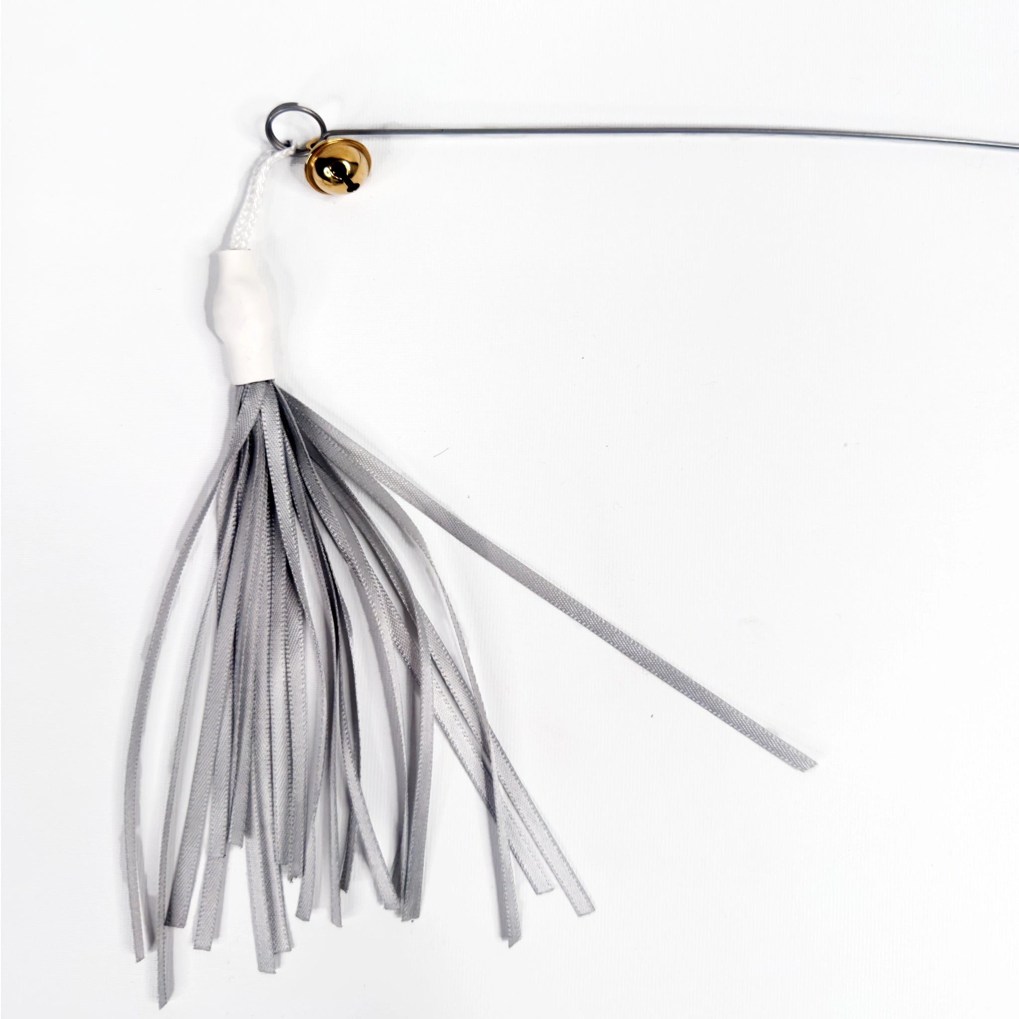 Nahaufnahme von Katzenangel mit Holzgriff, flexiblem Metalldraht und feinen Bändern – handgefertigtes Katzenspielzeug aus natürlichen Materialien, nachhaltig produziert.