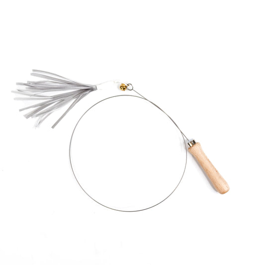 Katzenangel mit Holzgriff, flexiblem Metalldraht und feinen Bändern – handgefertigtes Katzenspielzeug aus natürlichen Materialien, nachhaltig produziert.