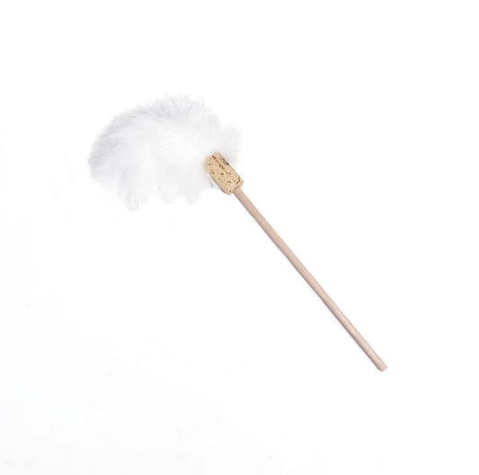 Federwedel für Katzen mit weißem Naturfeder-Anhänger, Korkgriff und Holzstab – handgefertigt in Deutschland, nachhaltig & plastikfrei.