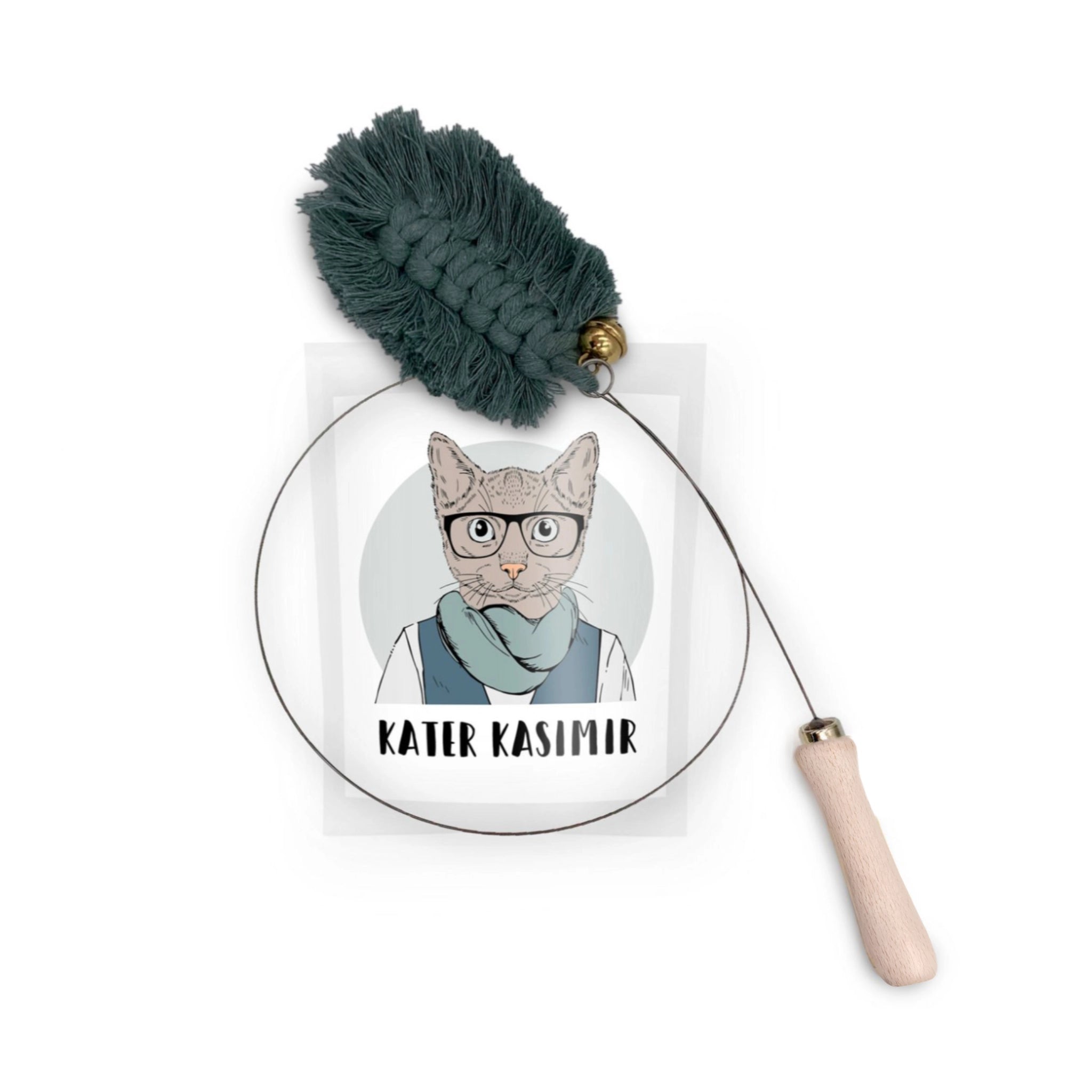 Katzenangel von Kater Kasimir mit Holzgriff, flexiblem Metalldraht und Makramee-Anhänger aus Baumwolle mit Glöckchen – handgefertigt in Deutschland, nachhaltig & plastikfrei.