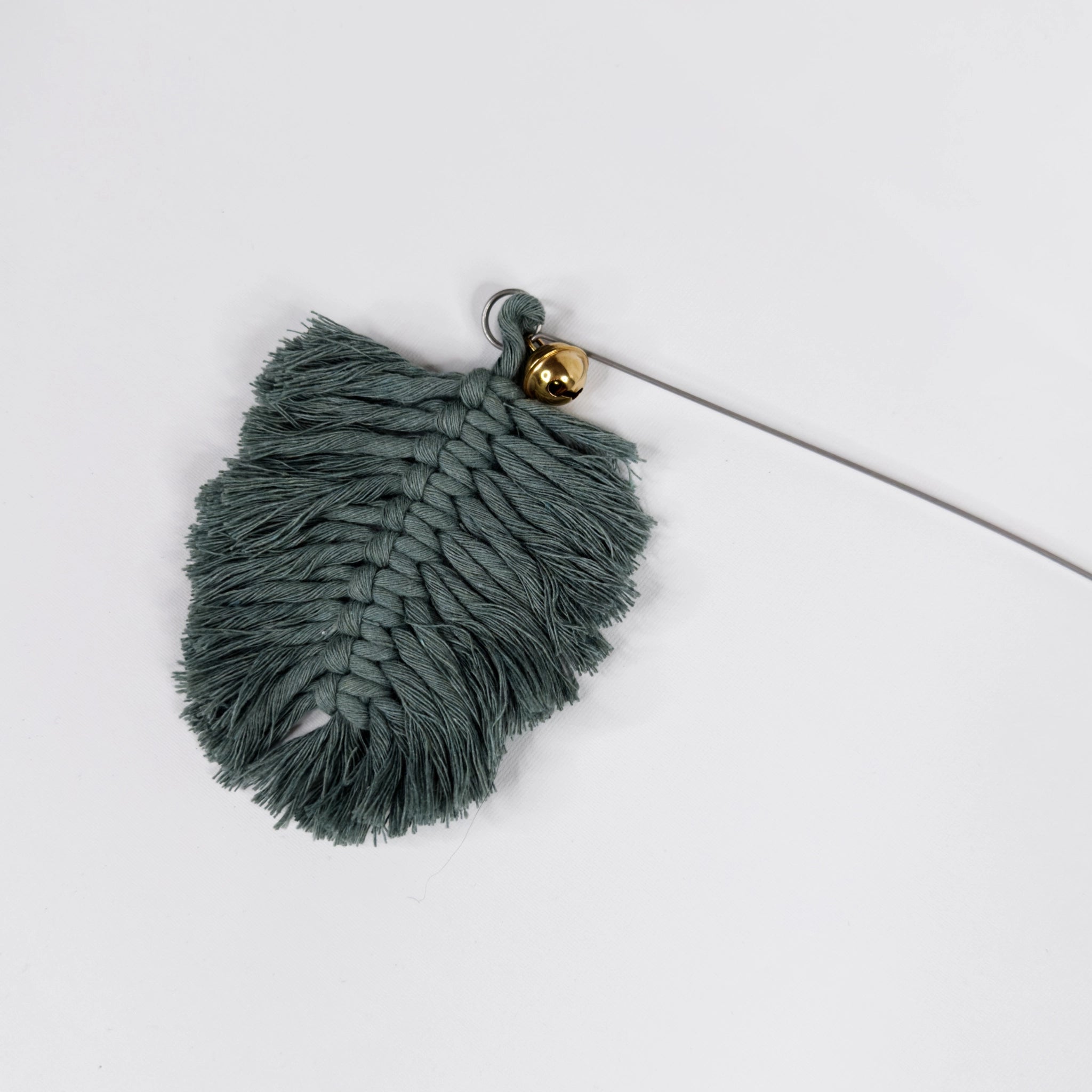 Nahmaufnahme einer Katzenangel mit Holzgriff, flexiblem Metalldraht und Makramee-Anhänger aus Baumwolle mit Glöckchen – handgefertigt in Deutschland, nachhaltig & plastikfrei.