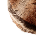 Load image into Gallery viewer, Nahaufnahme flauschiges Designer-Katzenbett in Braun, rund und weich gepolstert, mit abnehmbarem Bezug – stilvoll, pflegeleicht und super gemütlich.
