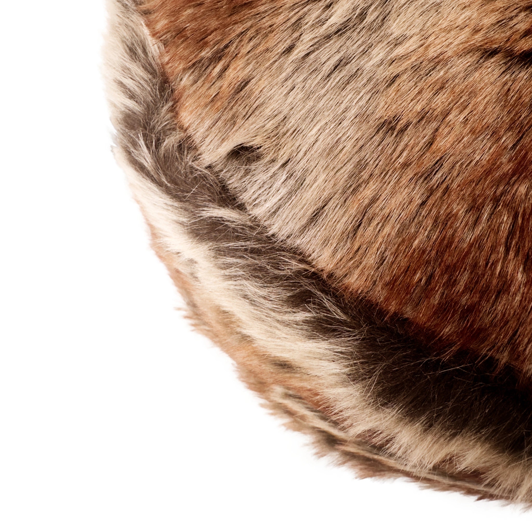 Nahaufnahme flauschiges Designer-Katzenbett in Braun, rund und weich gepolstert, mit abnehmbarem Bezug – stilvoll, pflegeleicht und super gemütlich.