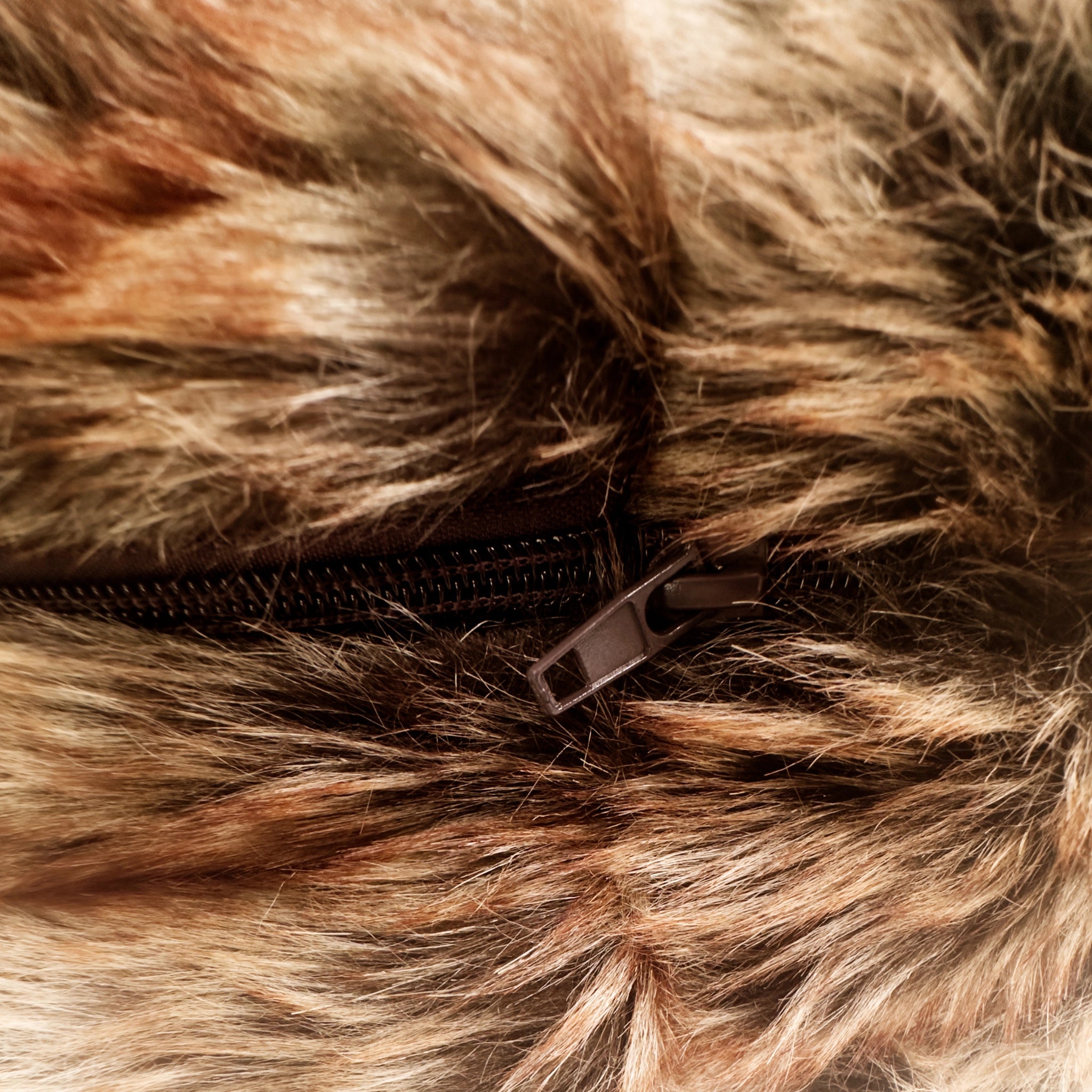 Reißverlust eines fauschigen Designer-Katzenbett in Braun, rund und weich gepolstert, mit abnehmbarem Bezug – stilvoll, pflegeleicht und super gemütlich.