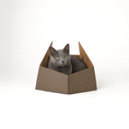 Load image into Gallery viewer, Katze sitzt im Kartonkorb – stilvoller Rückzugsort aus recycelbarem Karton.
