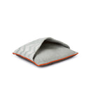 Katzenschlafsack grau – modernes Katzenbett mit Muster und orangem Rand.
