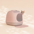 Bild in Galerie-Betrachter laden, Katze hinter der Design-Katzentoilette ‚Minù‘ – modernes Katzenklo in Rosa mit integriertem Filter.
