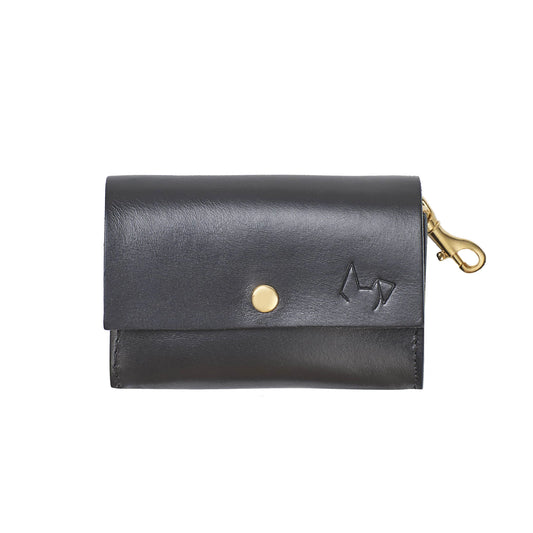 Rückseite des Kotbeutelspender aus Leder in Schwarz – hochwertig, kompakt, mit goldener Hardware