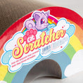 Bild in Galerie-Betrachter laden, Verpackung buntes Katzen-Kratzbrett im Regenbogen-Design aus dicker, langlebiger Wellpappe –SuckUK
