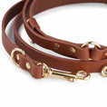 Bild in Galerie-Betrachter laden, Lederleine Cognac – 3-fach verstellbar & freihändig nutzbar.
