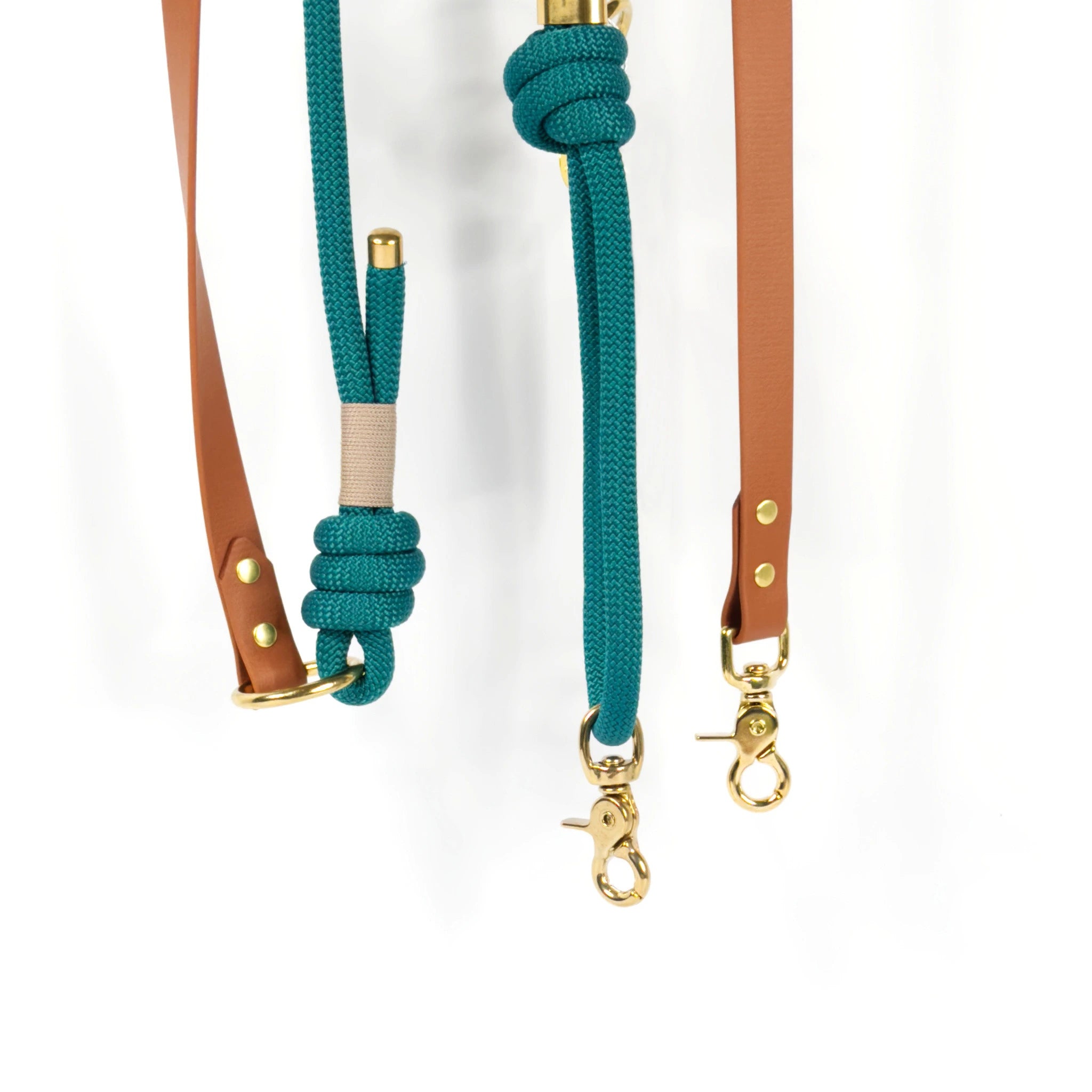 Detail goldene Messingbeschläge – hochwertige Verarbeitung in Grün.