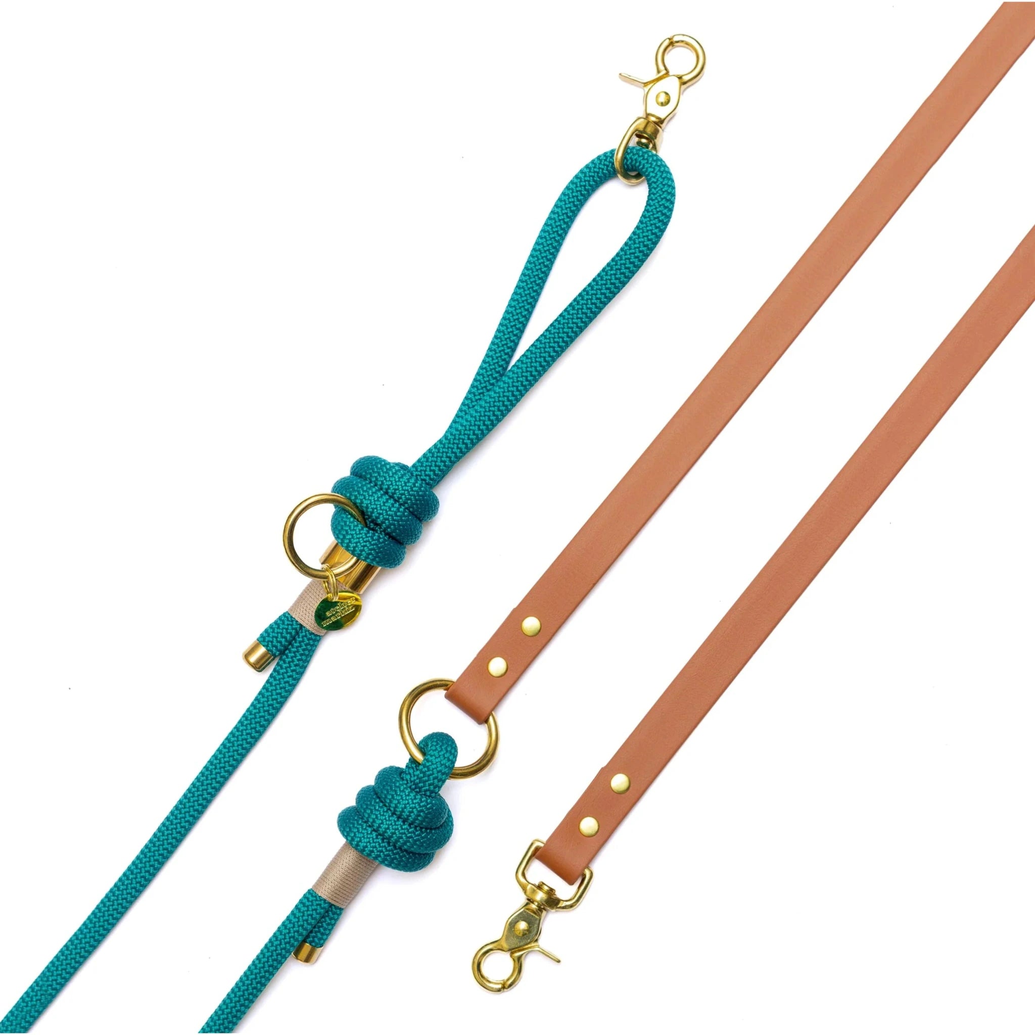 Detail goldene Messingbeschläge – hochwertige Verarbeitung der Freihandleine in Grün.