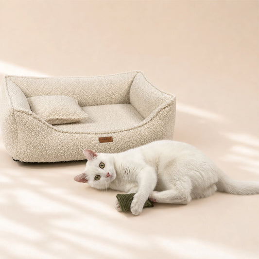Katzenspielzeug Kickerkissen mit Baldrian & Katzenminze – "Mini Bunny Kicker"