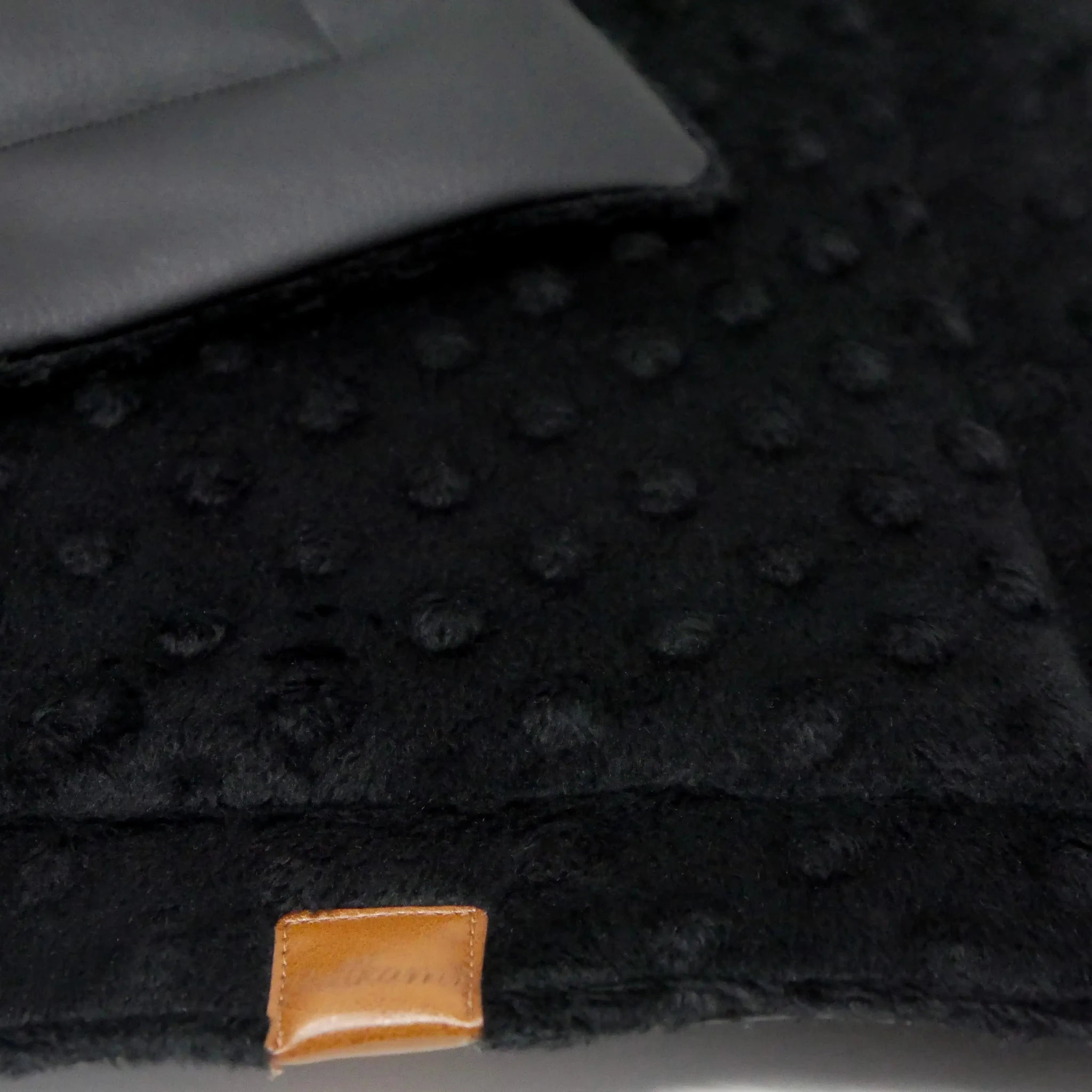 Schwarze Hundedecke aufgelegt – Fleece-Innenseite