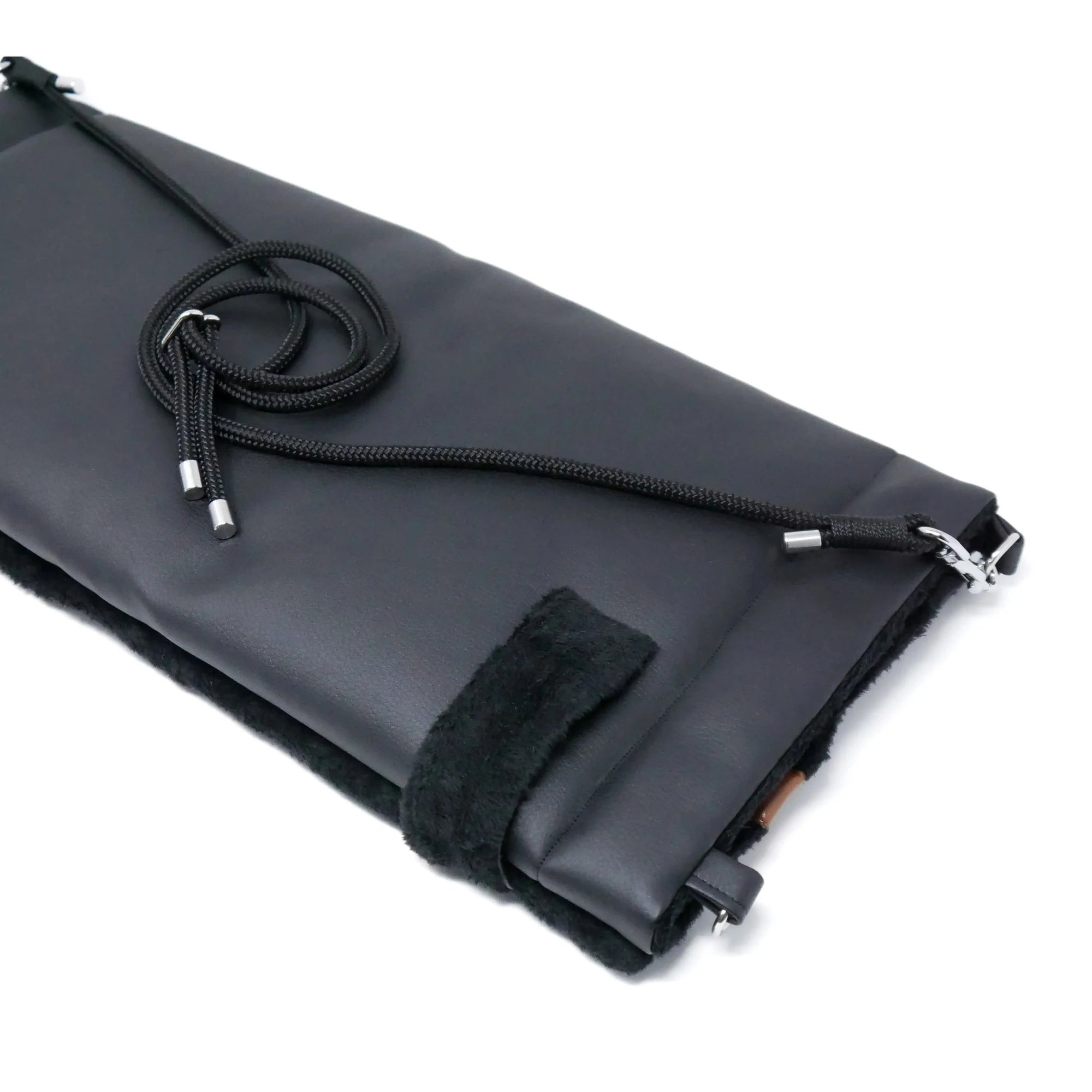 Gefaltete Reisehundedecke in Schwarz mit Henkelansicht