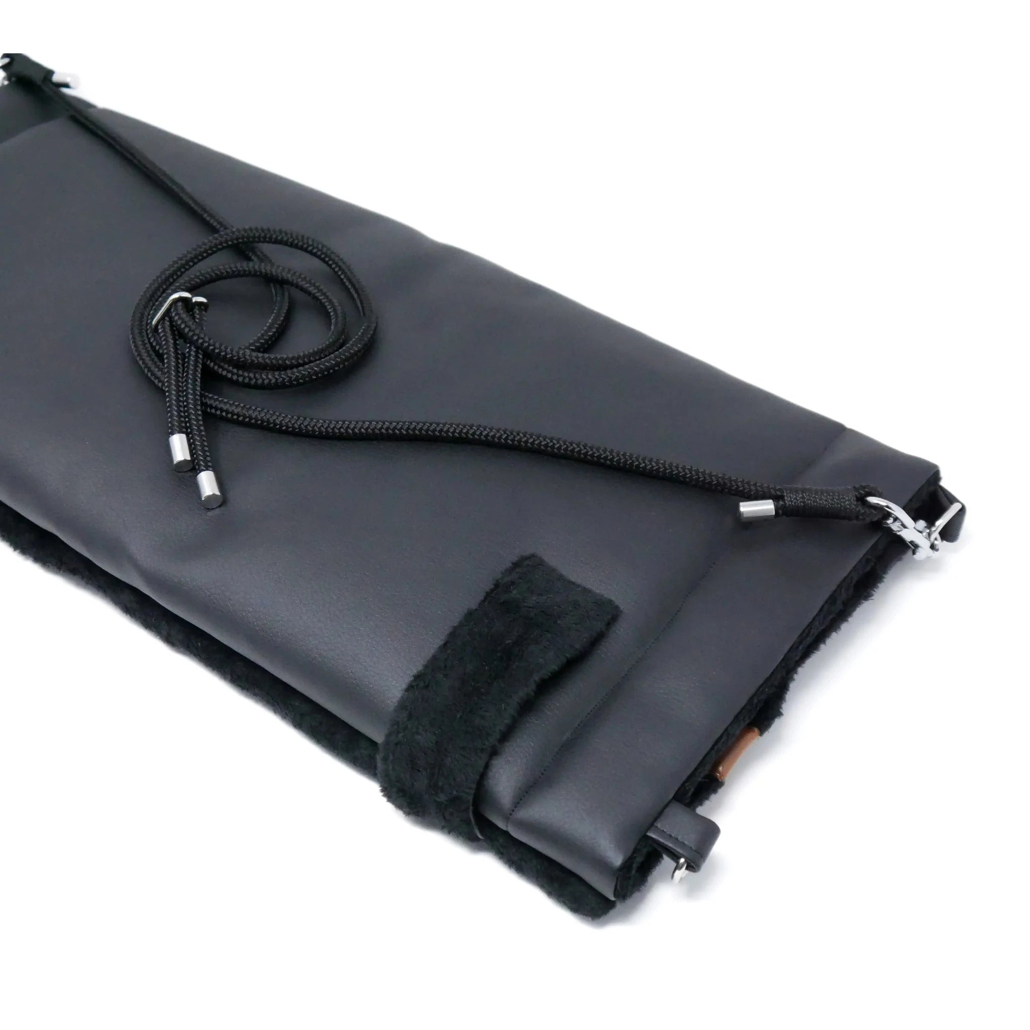 Gefaltete Reisehundedecke in Schwarz mit Henkelansicht