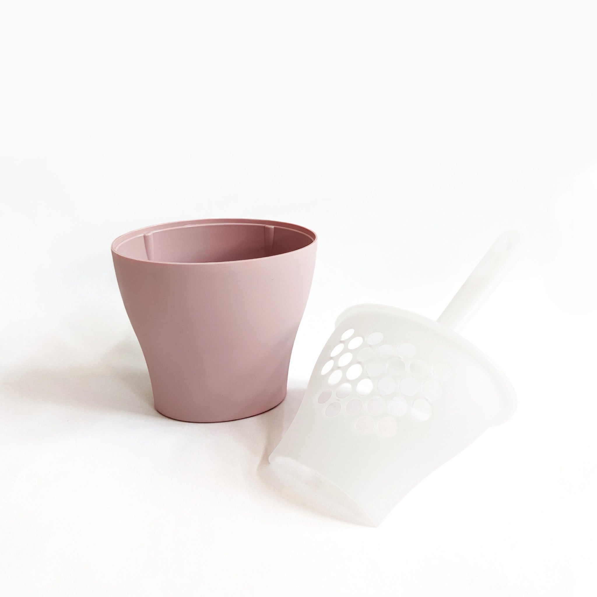 Design-Katzenklo-Schaufel in Rosa von vorne geöffnet mit passendem Halter – hochwertig gefertigt in Italien.