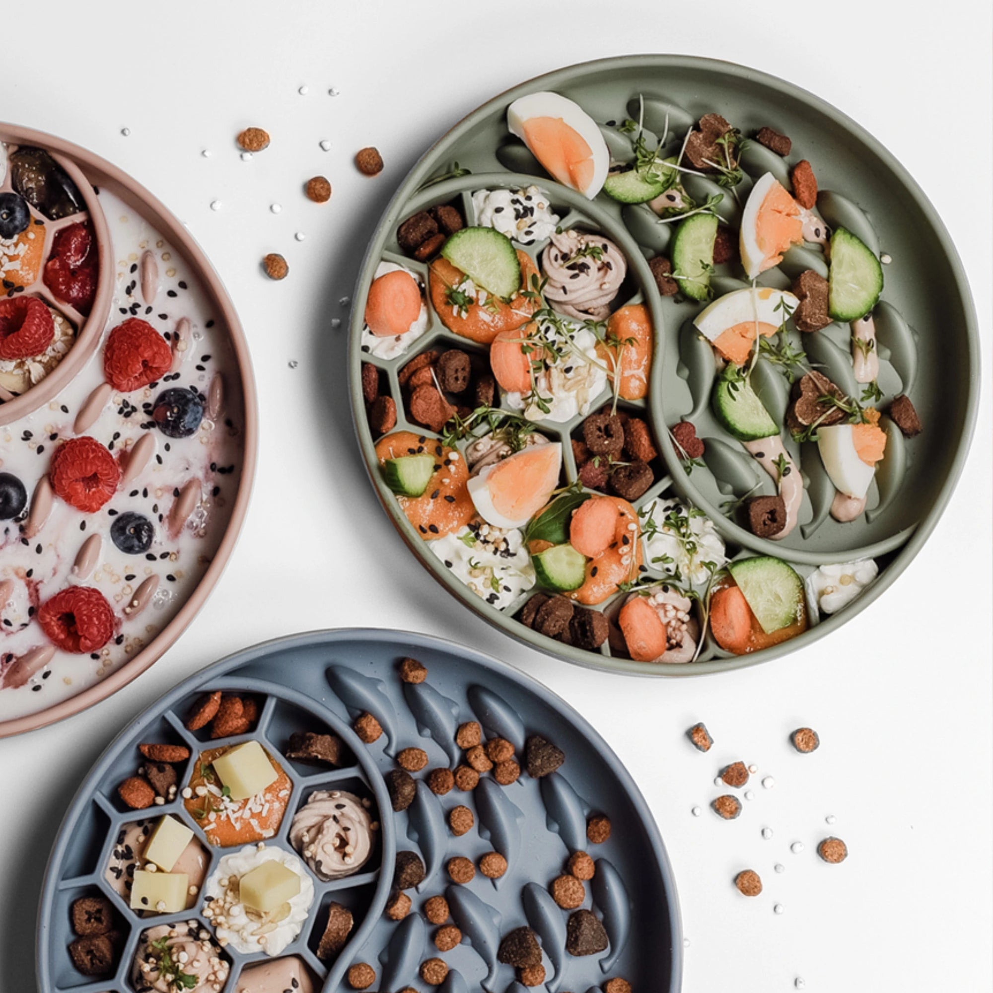 Nahaufnahme von zwei drei Schleckmatten mit Futter.