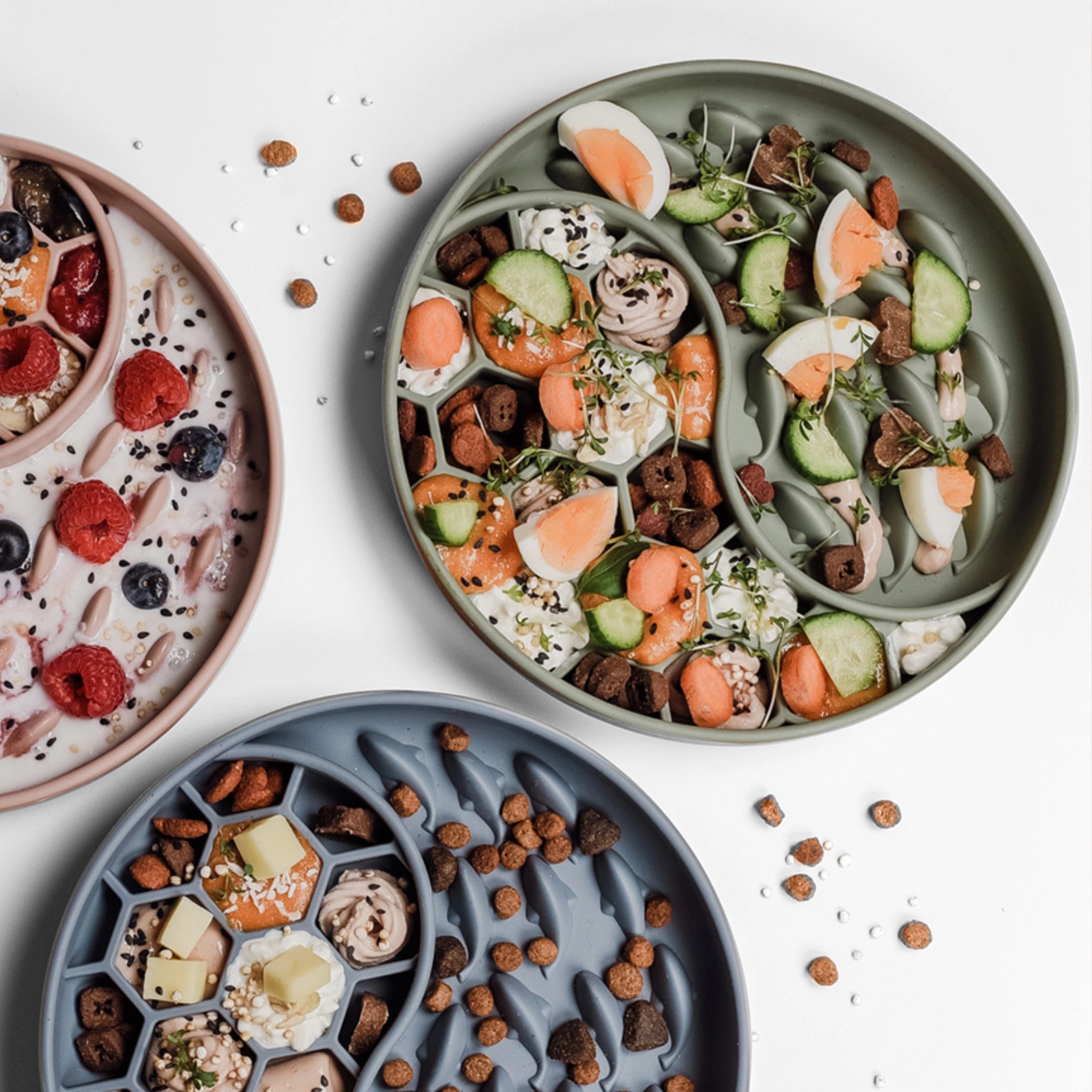 Nahaufnahme von zwei drei Schleckmatten mit Futter.